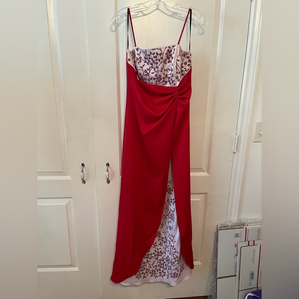 Elegant Red and White formal gown. Size medium. EUC. - Picture 15 of 15